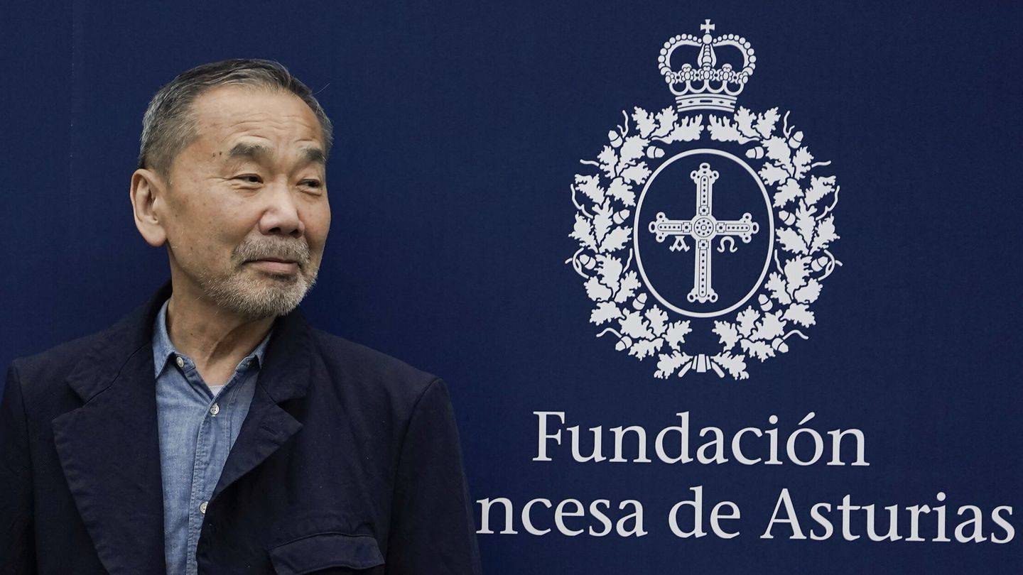 Murakami ha su llegada este lunes a Oviedo. (Efe/Paco Paredes) 
