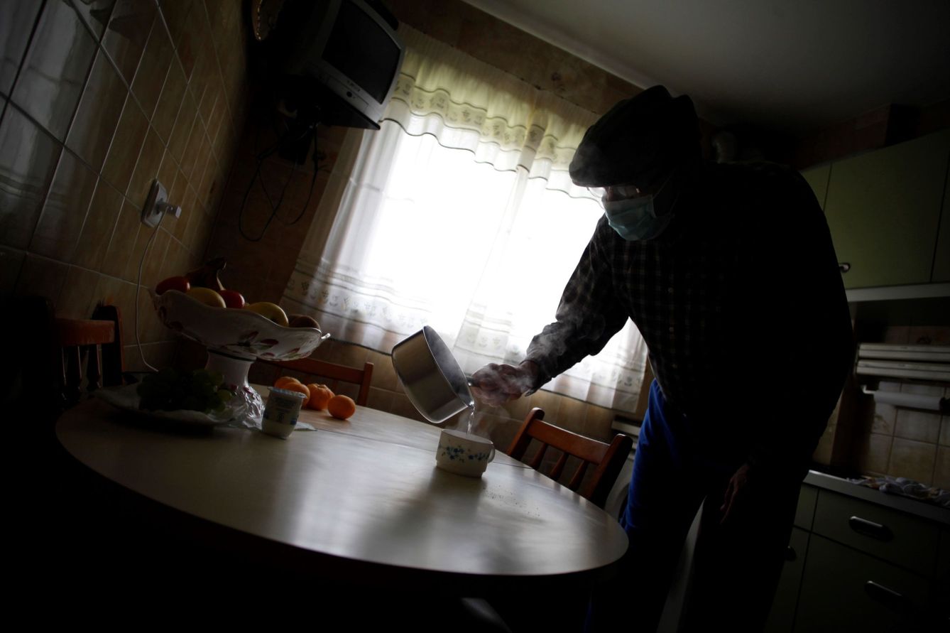 Un hombre se prepara un caldo en su casa durante el confinamiento. (EFE)