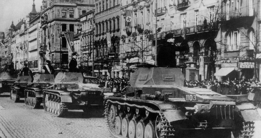 Los nazis entrando en Praga en 1939, algo que Kafka, por suerte, no tuvo que ver. (Keystone/Hulton Archive/Getty Images)