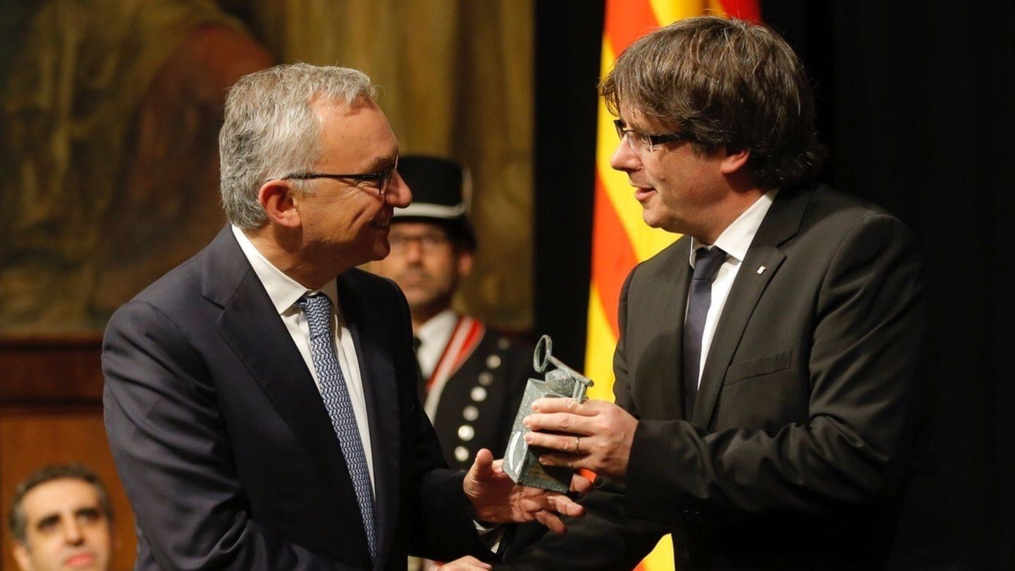 Josep Baselga recibe el premio de las manos de Puigdemont. (EFE)