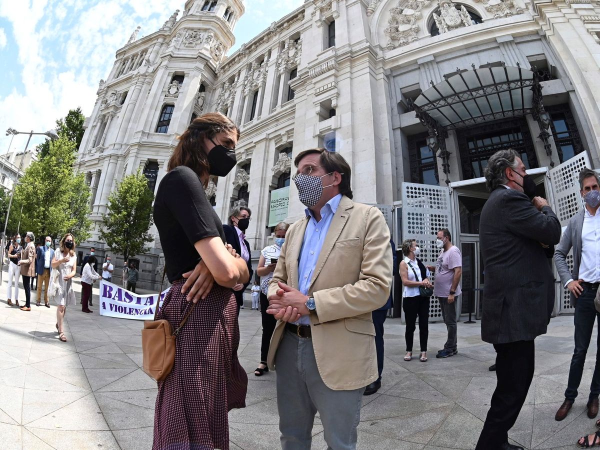 Foto: El alcalde, José Luis Martínez-Almeida (d), conversa con la portavoz de Más Madrid, Rita Maestre (i). (EFE)