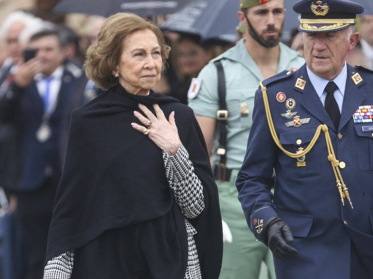 La reina Sofía, baño de multitudes en Málaga: junto a Almeida y Antonio Banderas y rodeada de legionarios 