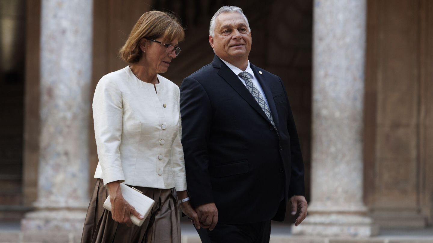 El primer ministro de Hungría, Viktor Orbán, y su pareja a su llegada al Palacio de Carlos V. (Europa Press/Álex Cámara)