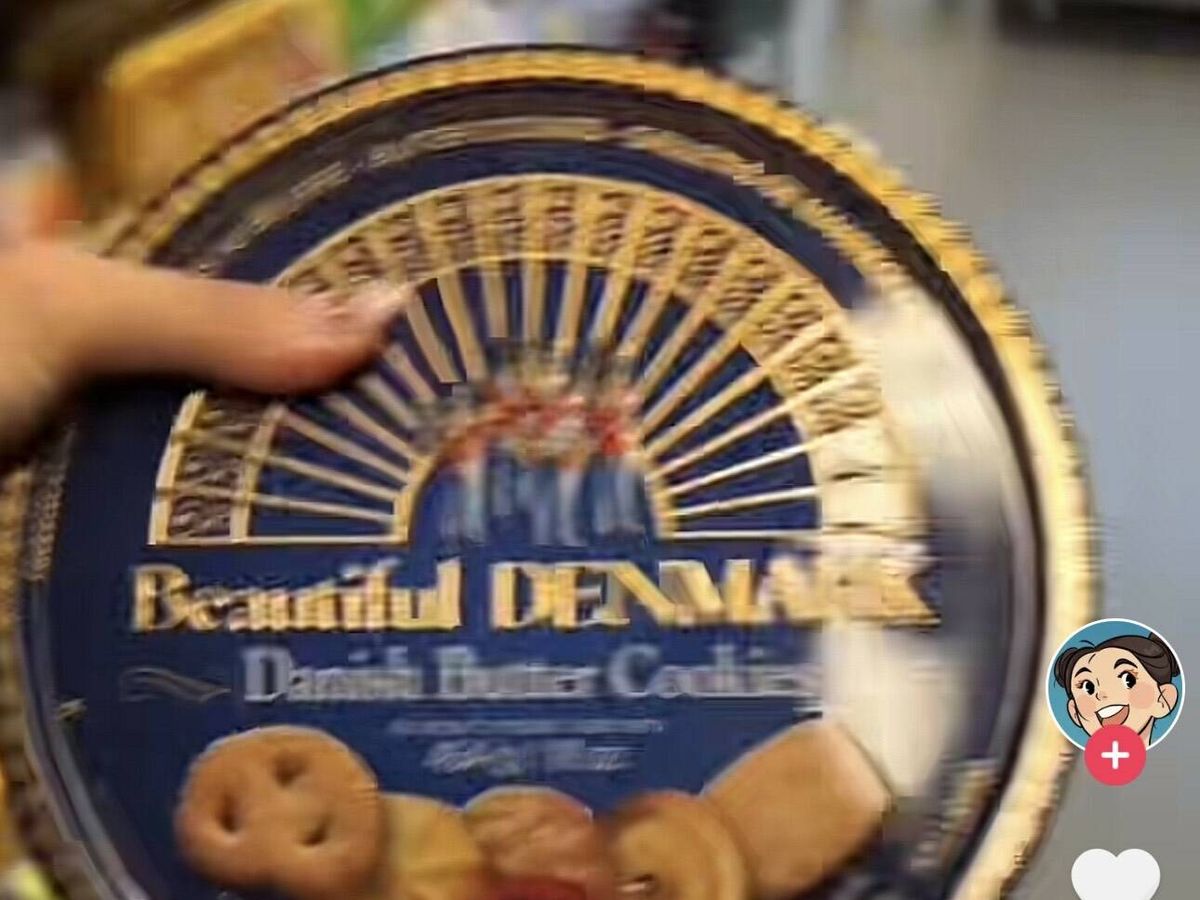 Esta joven compra una caja de galletas danesas y lo que hay dentro