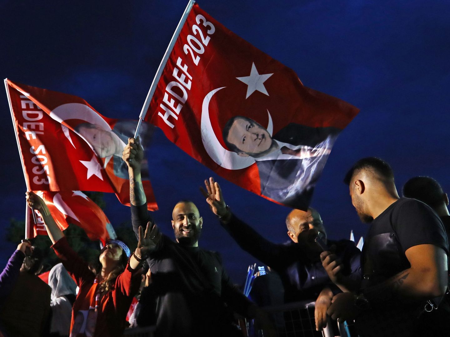 Votantes de Erdogan celebran el resultado de las elecciones en Estambul. (EFE) 