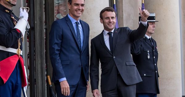 Foto: Emmanuel Macron recibe a Pedro Sánchez en El Elíseo, este 27 de mayo. (EFE)