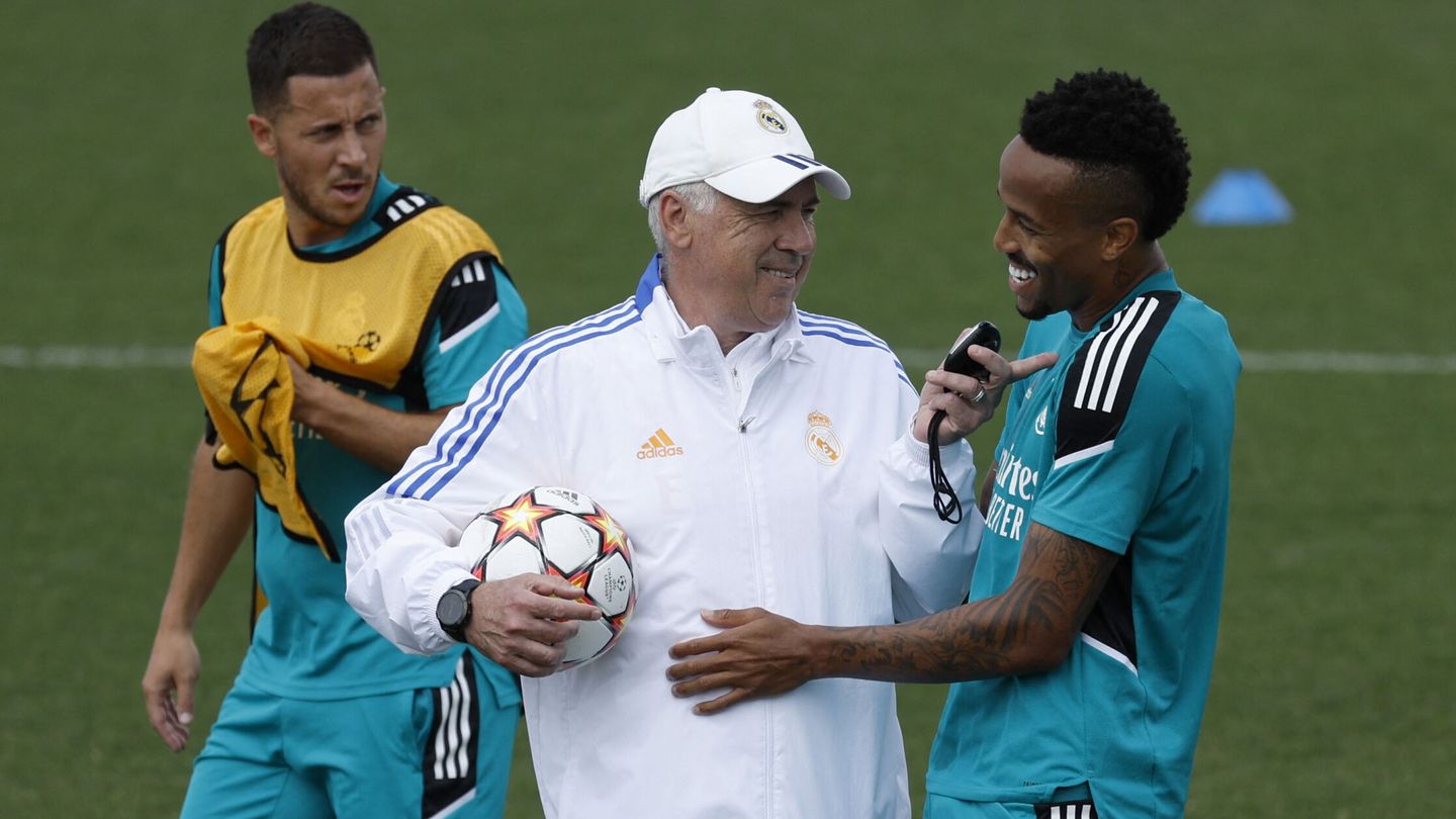 Ancelotti bromea con sus futbolistas. (Reuters/Susana Vera)