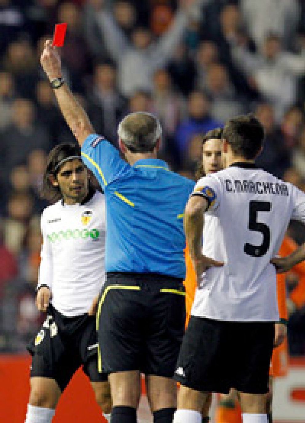 Foto: El Valencia saca un empate en Mestalla jugando con diez