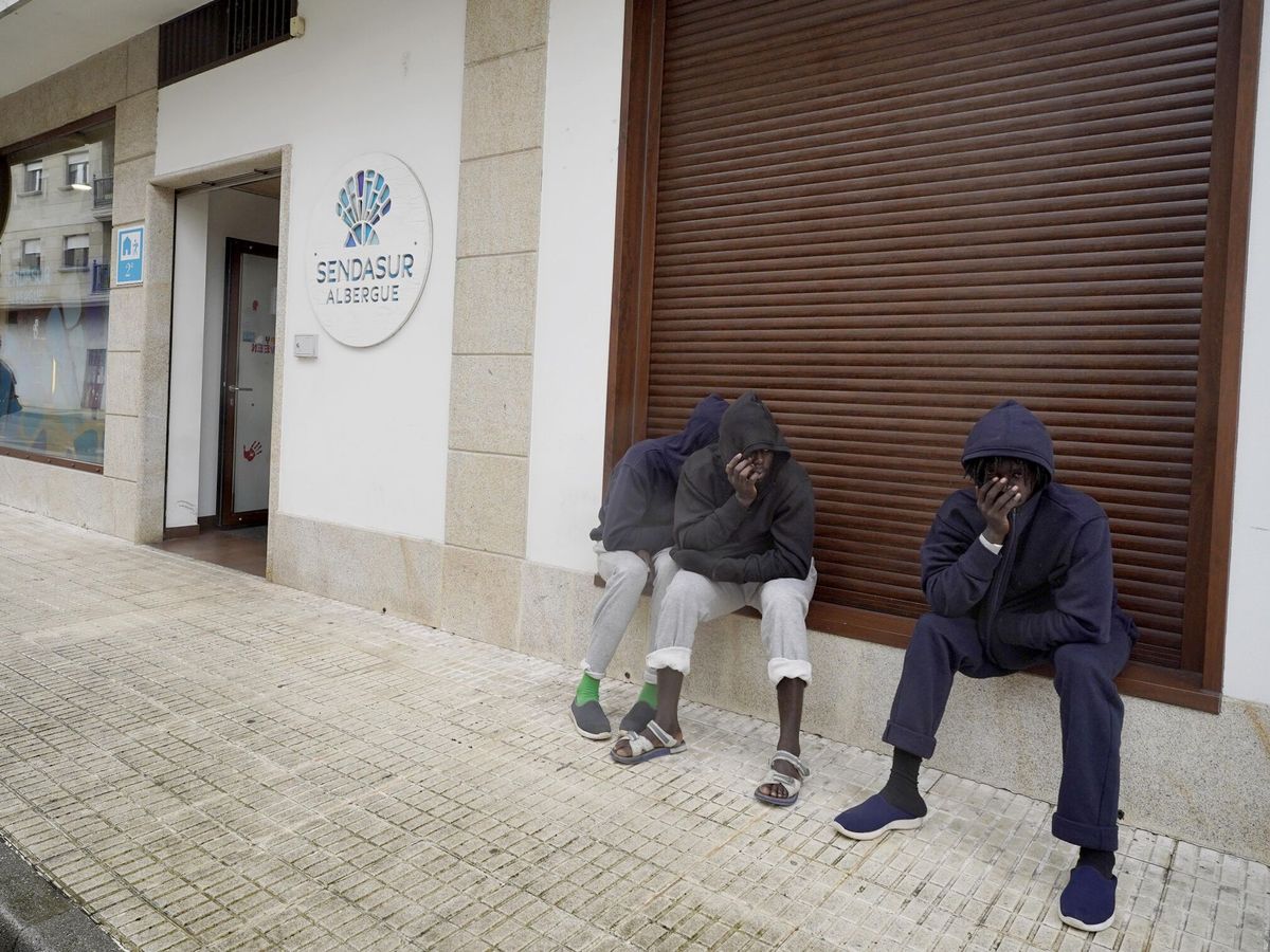 Foto: Un albergue de O Porriño (Vigo) acoge a 40 inmigrantes procedentes de Canarias. (Europa Press/Javier Vázquez)