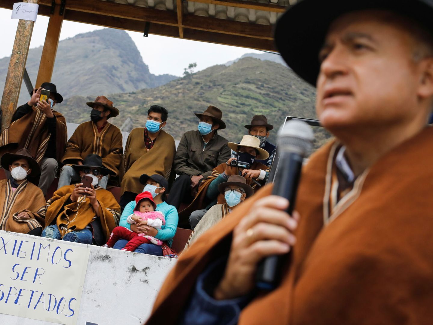 Victor Gobitz, CEO de Antamina, el mayor productor de cobre de Perú, en una reunión con activistas. (Reuters/Alessandro Cinque)