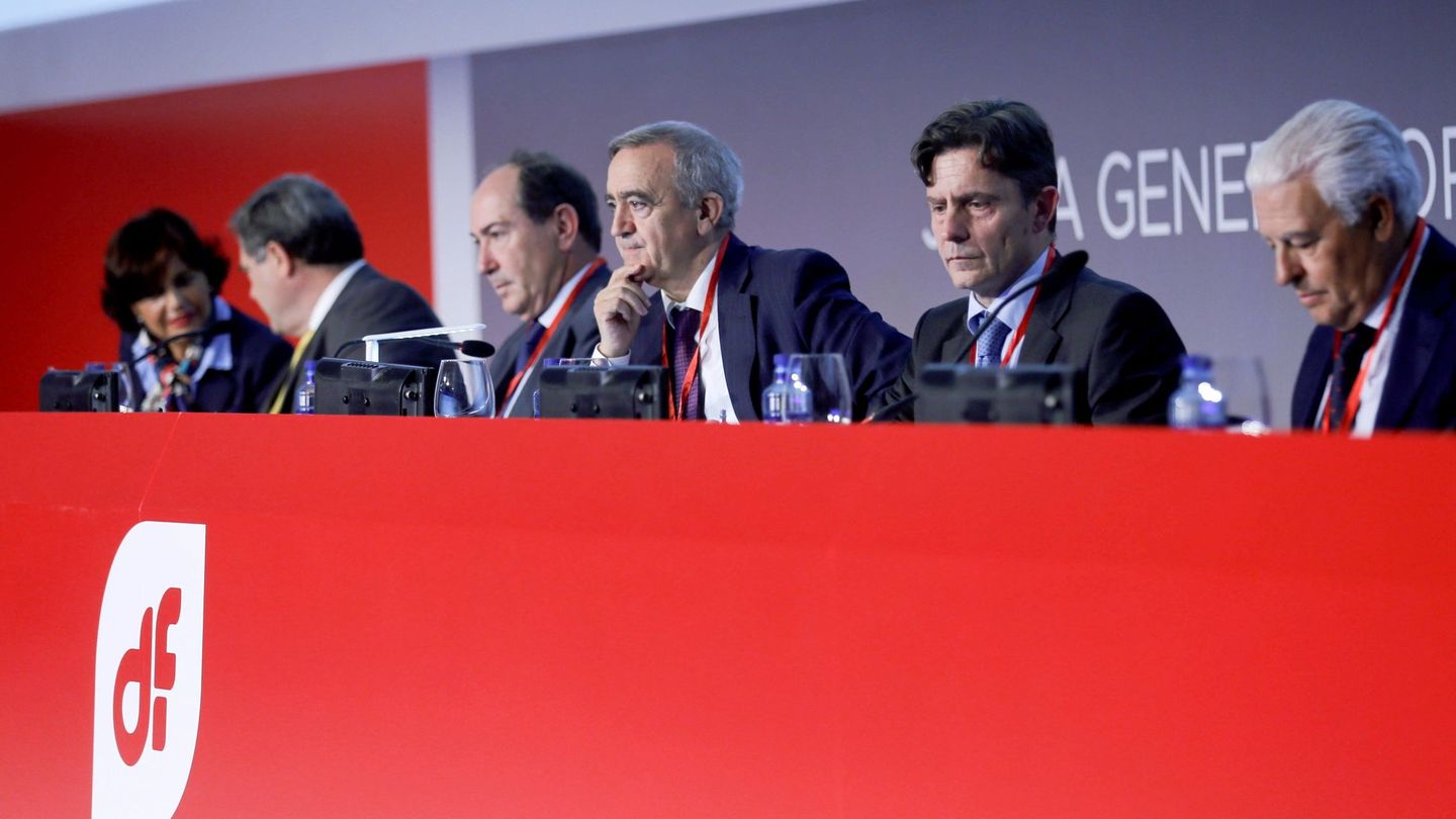 El presidente de Duro Felguera, Acacio Rodríguez (3d), durante la reunión de la junta de accionistas. (EFE)