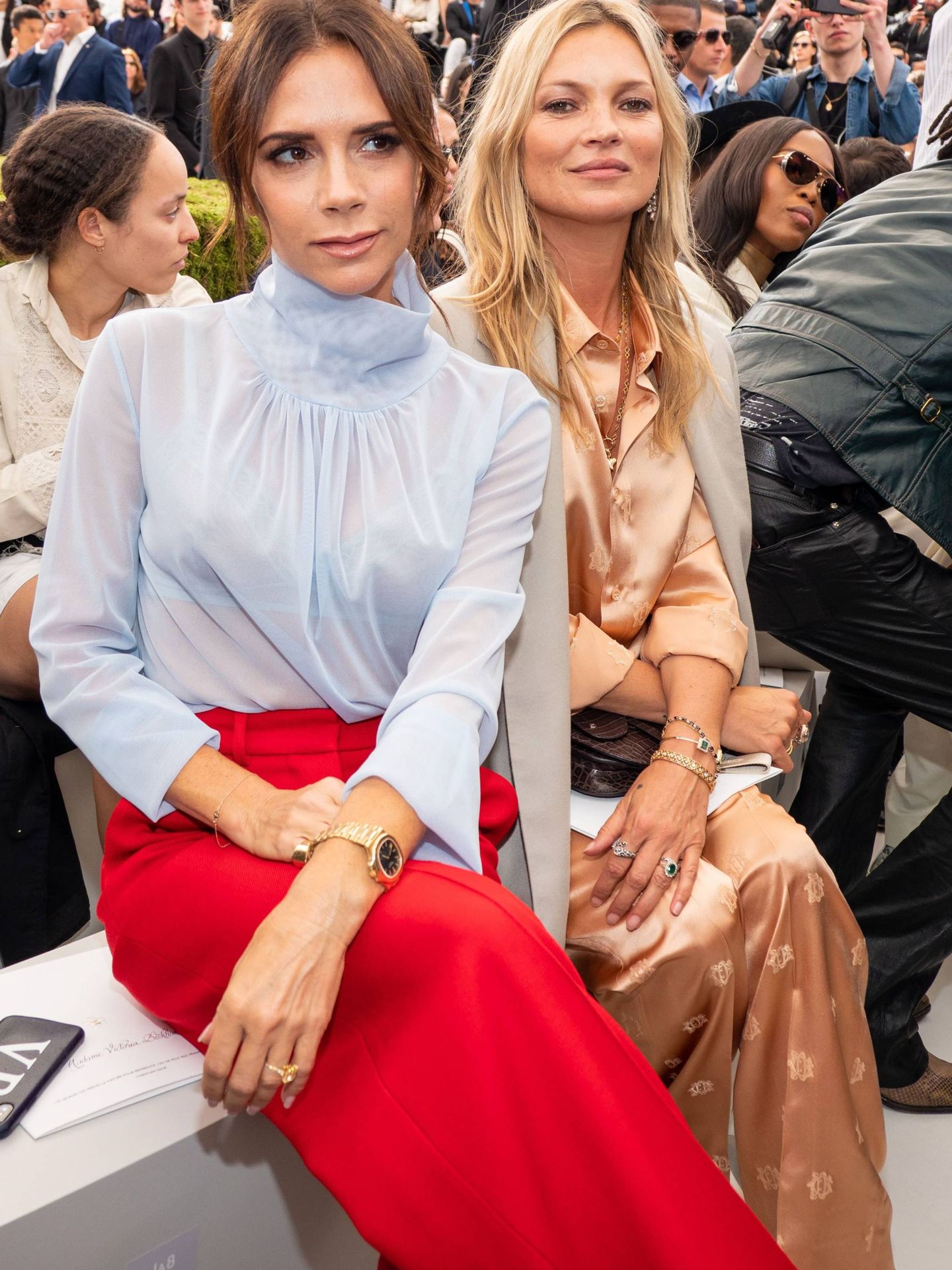 Victoria Beckham presume de anillo en el front row de Dior. (Cordon Press)