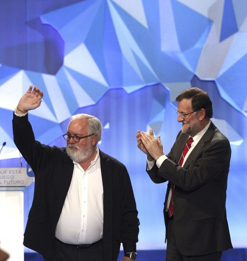 Foto: Cañete y Rajoy, durante la campaña de las europeas. (Efe)