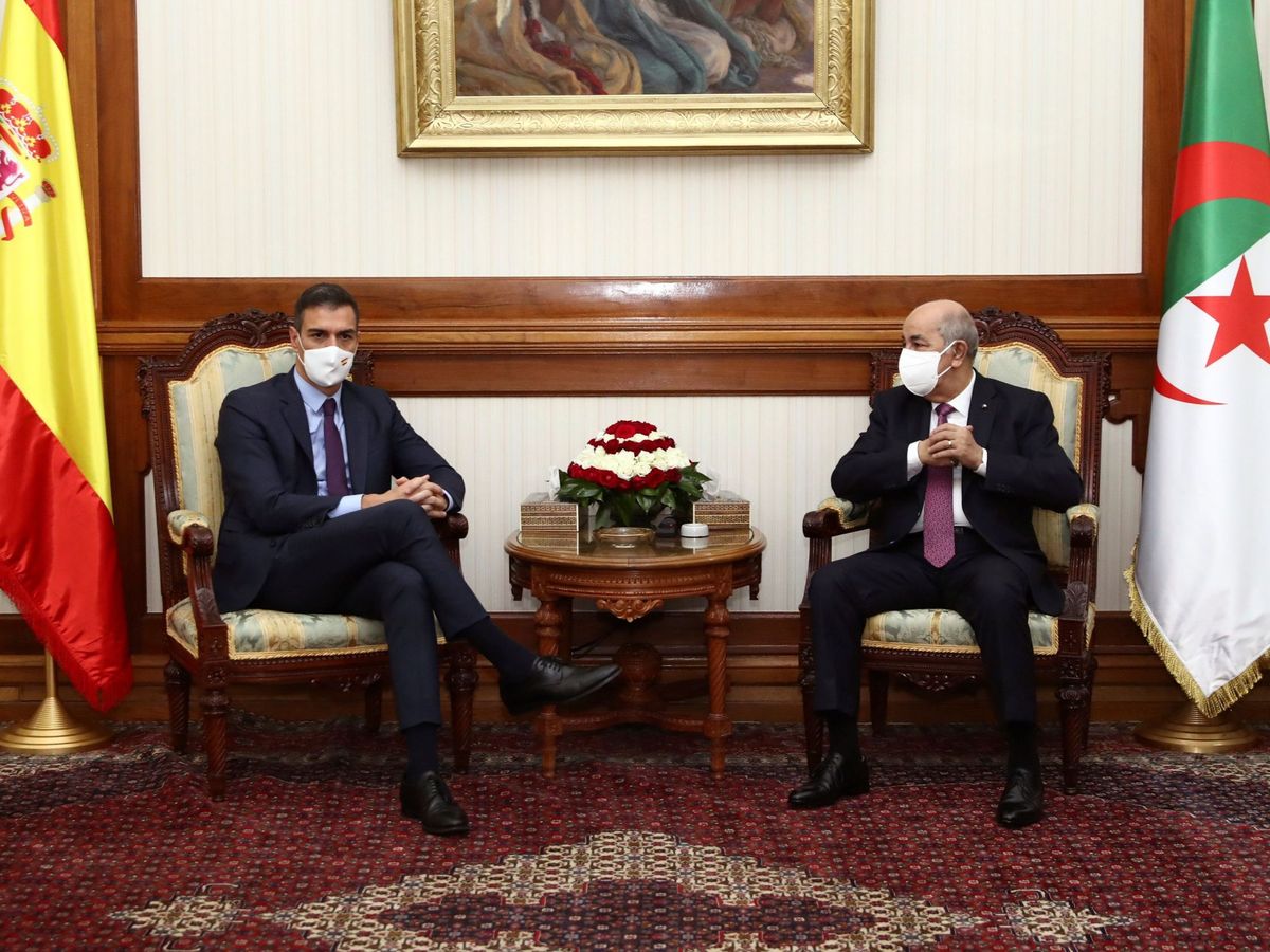 Foto: Pedro Sánchez posa junto al presidente de la República argelina (EFE)