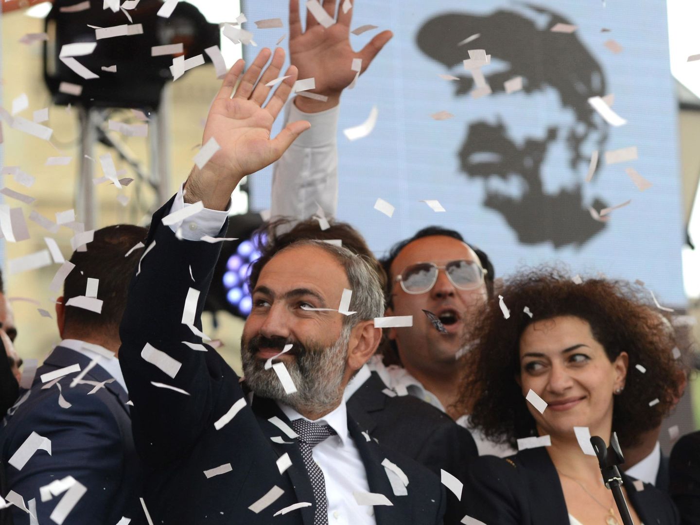 Nikol Pashinián y su esposa, Anna Hakobyan, celebran su victoria en la plaza de la República en Ereván, el 8 de mayo de 2018. (EFE)