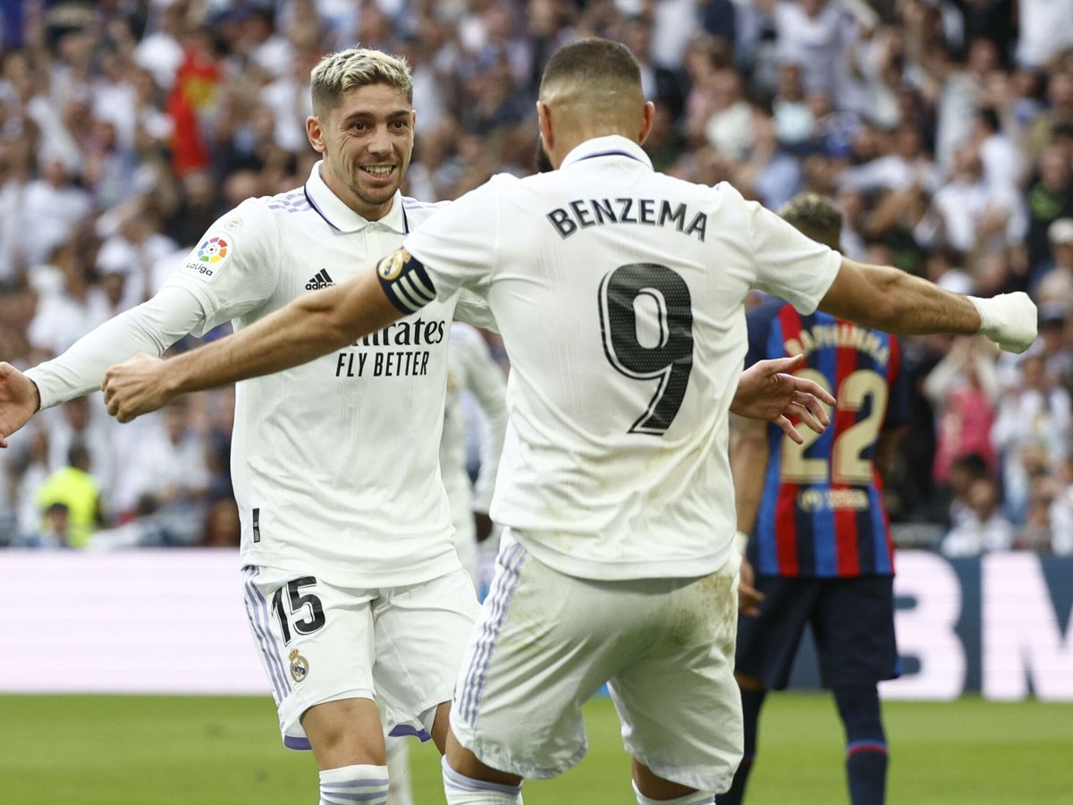 Foto: Fede Valverde celebra el gol con Benzema. (EFE/Rodrigo Jiménez)