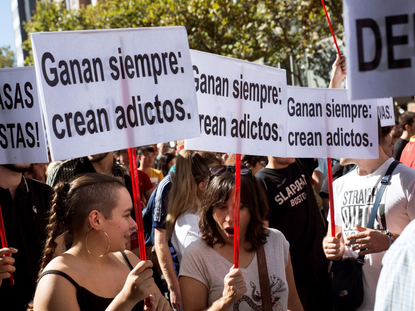 Manifestación el pasado octubre contra las casas de apuestas en los barrios de Madrid. (EFE)