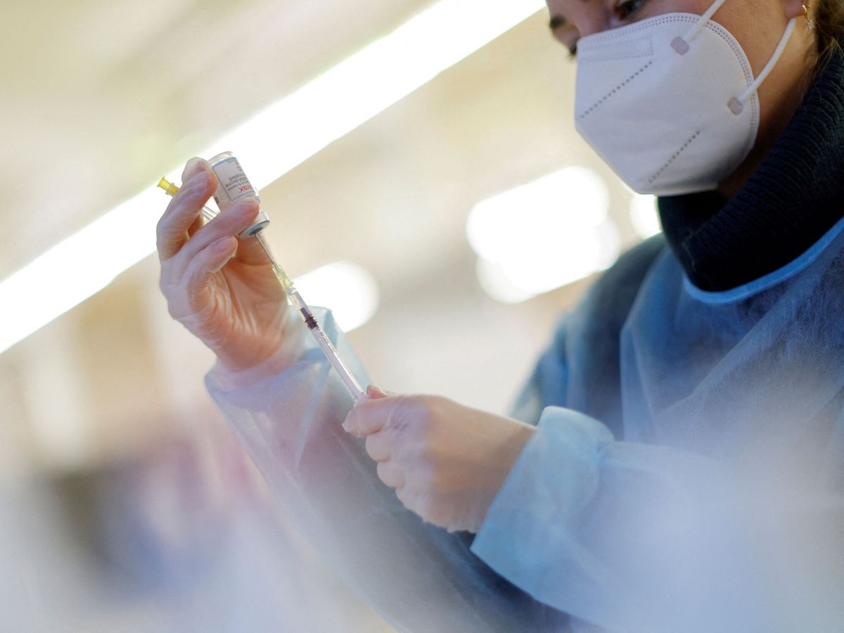 Foto: Una enfermera prepara una vacuna de Moderna. (Reuters/Michele Tantussi)