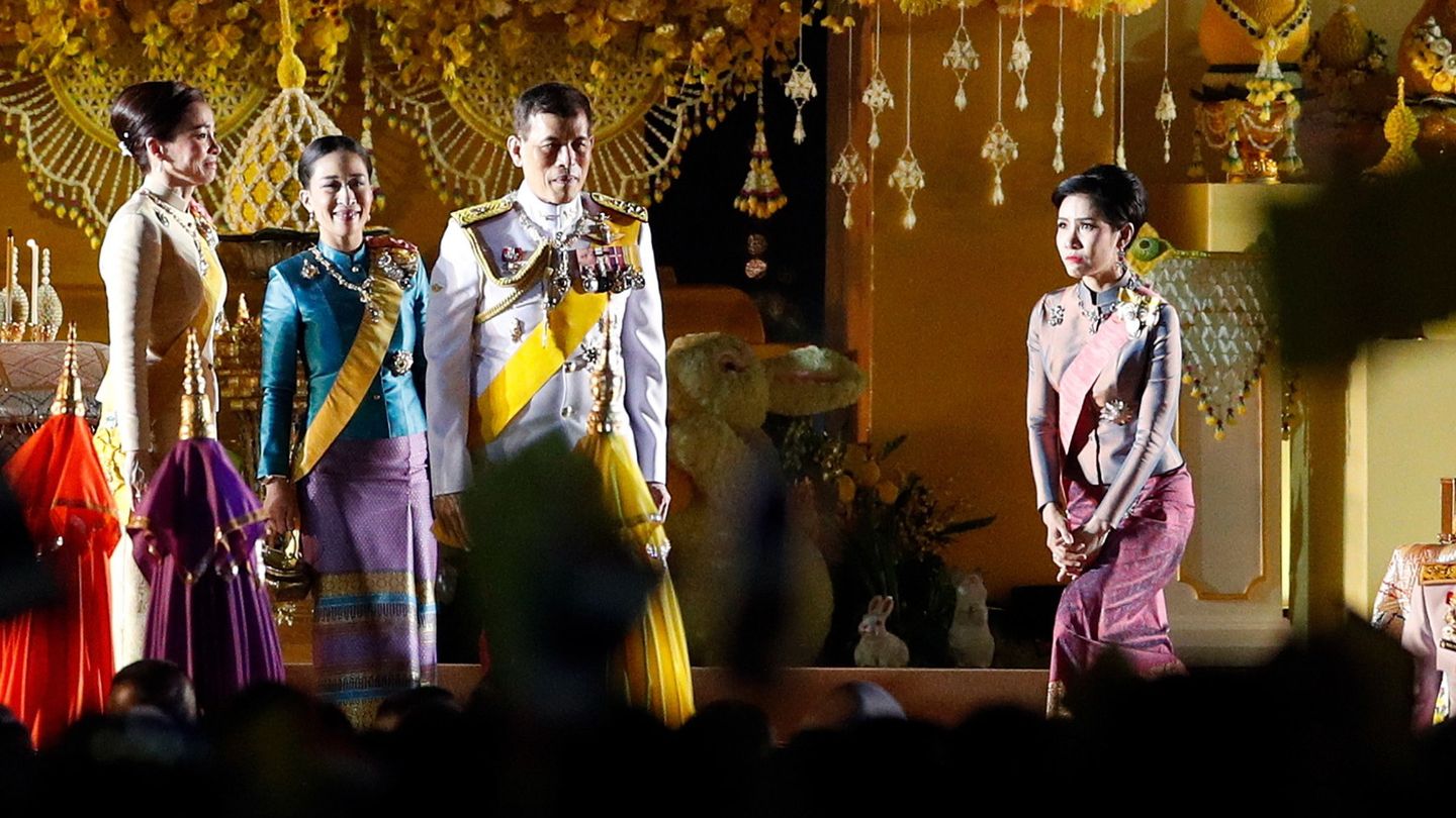 El rey de Tailanda, junto a la reina Suthida y Sineenat, la concubina. (EFE)