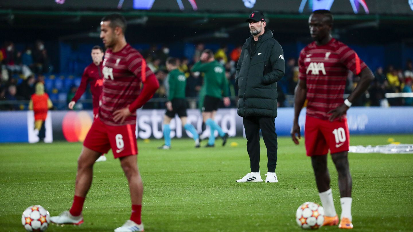 El entrenador del Liverpool, Jürgen Klopp, observa a sus jugadores durante el calentamiento. (EFE/Biel Aliño) 