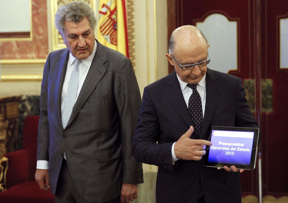 Foto: El ministro de Hacienda, Cristóbal Montoro (d), hizo entrega el proyecto de ley de Presupuestos Generales del Estado. (Efe)