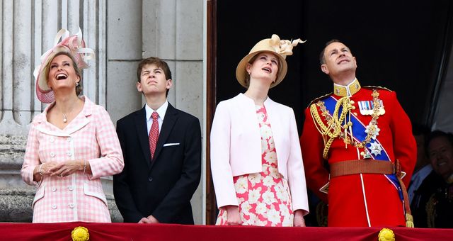 Los duques de Wessex y sus hijos disfrutan del espectáculo desde el balcón de Buckingham. (Reuters/Hannah McKay)