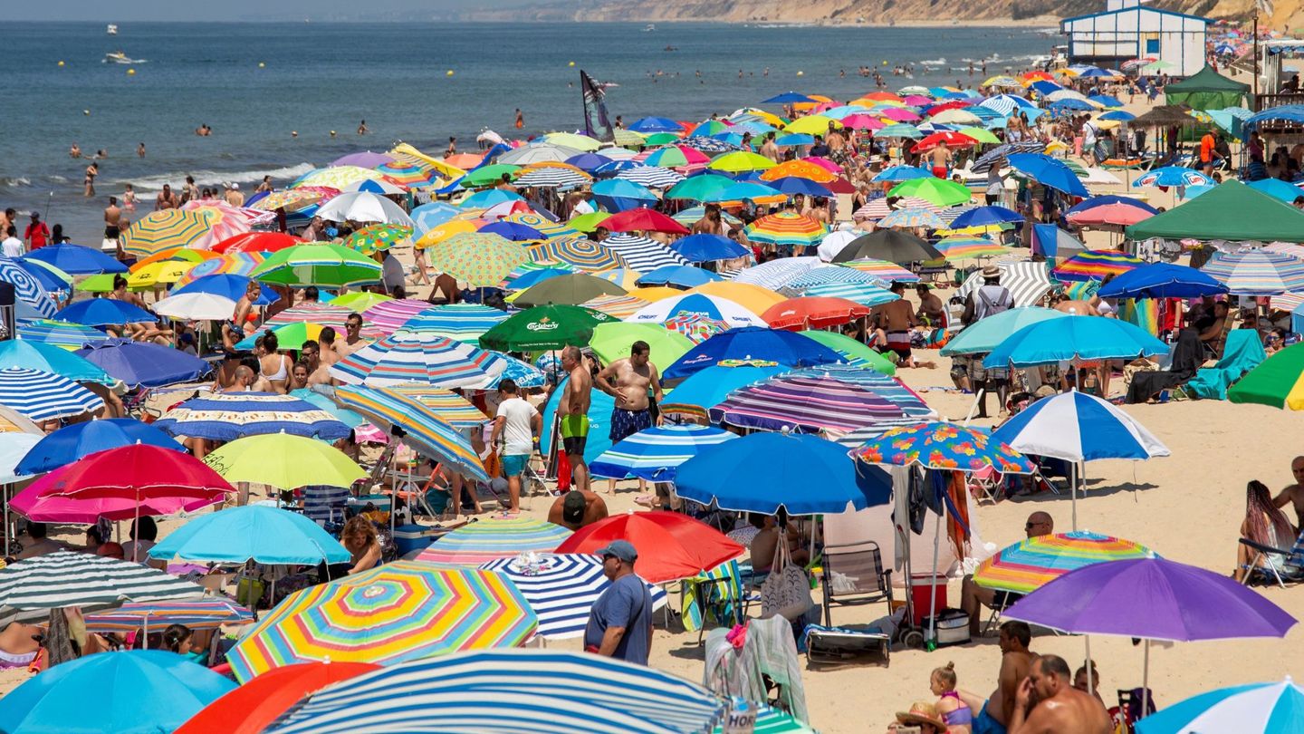 Varios bañistas disfrutan de un día de sol en la playa de Matalascañas (Huelva)