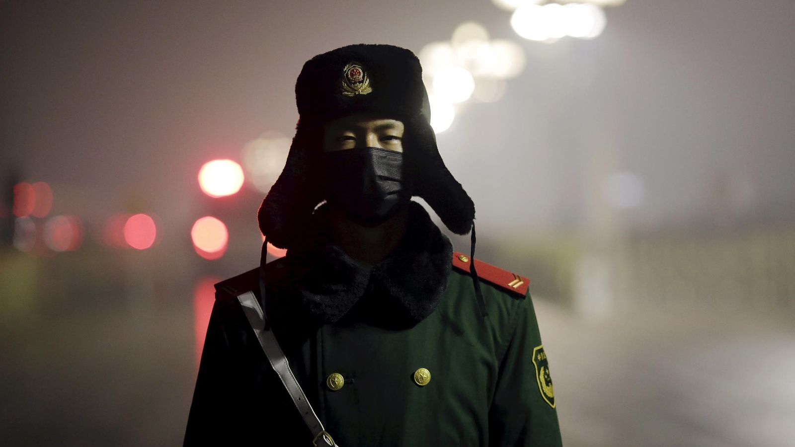 Foto: Un policía paramilitar de guardia en la Plaza de Tiananmen con una máscara en un día de alerta roja por contaminación, el 9 de diciembre de 2015 (Reuters).