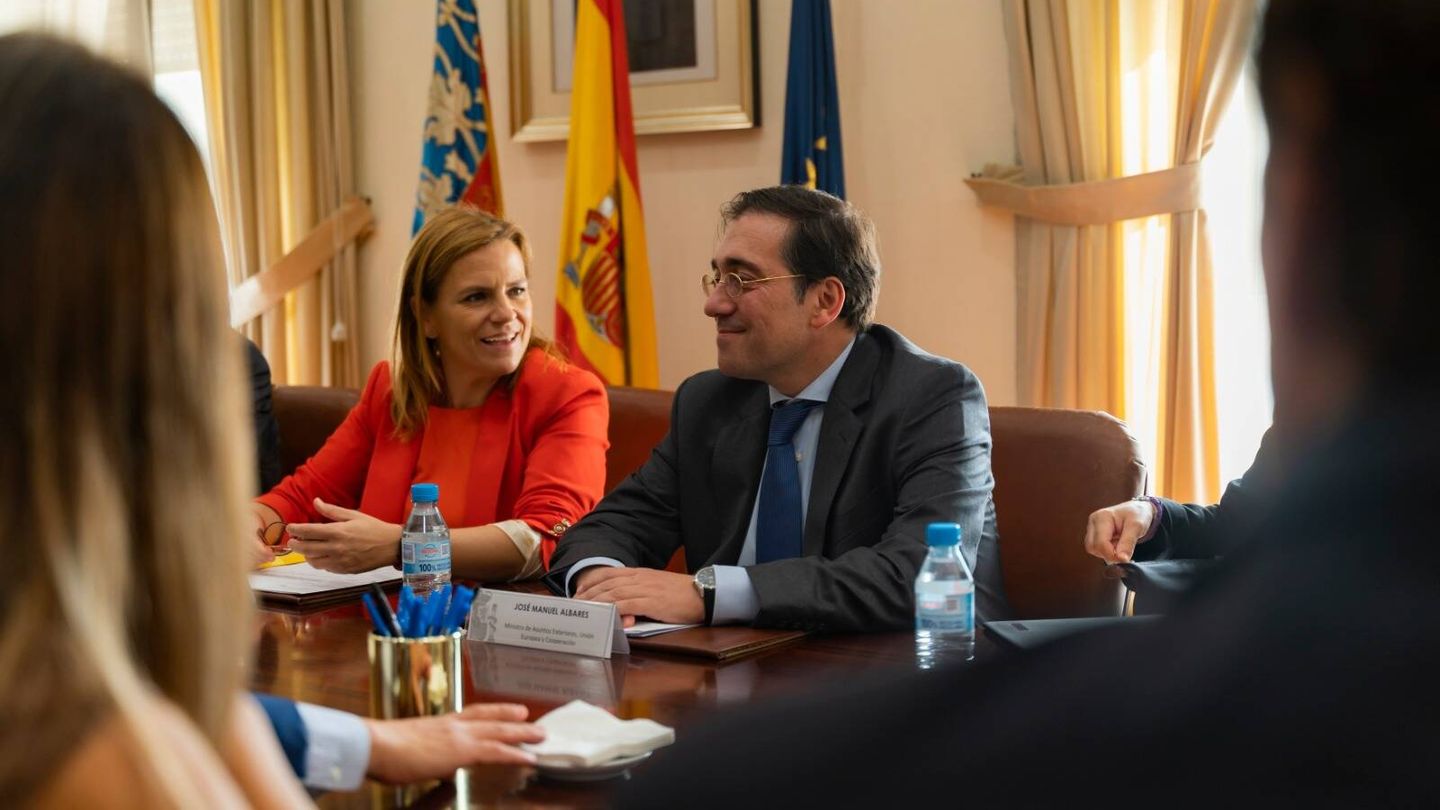 Albares y la delegada del Gobierno en la Comunidad Valenciana, Pilar Bernabé, durante el encuentro que mantuvieron con empresarios. (Delegación del Gobierno)