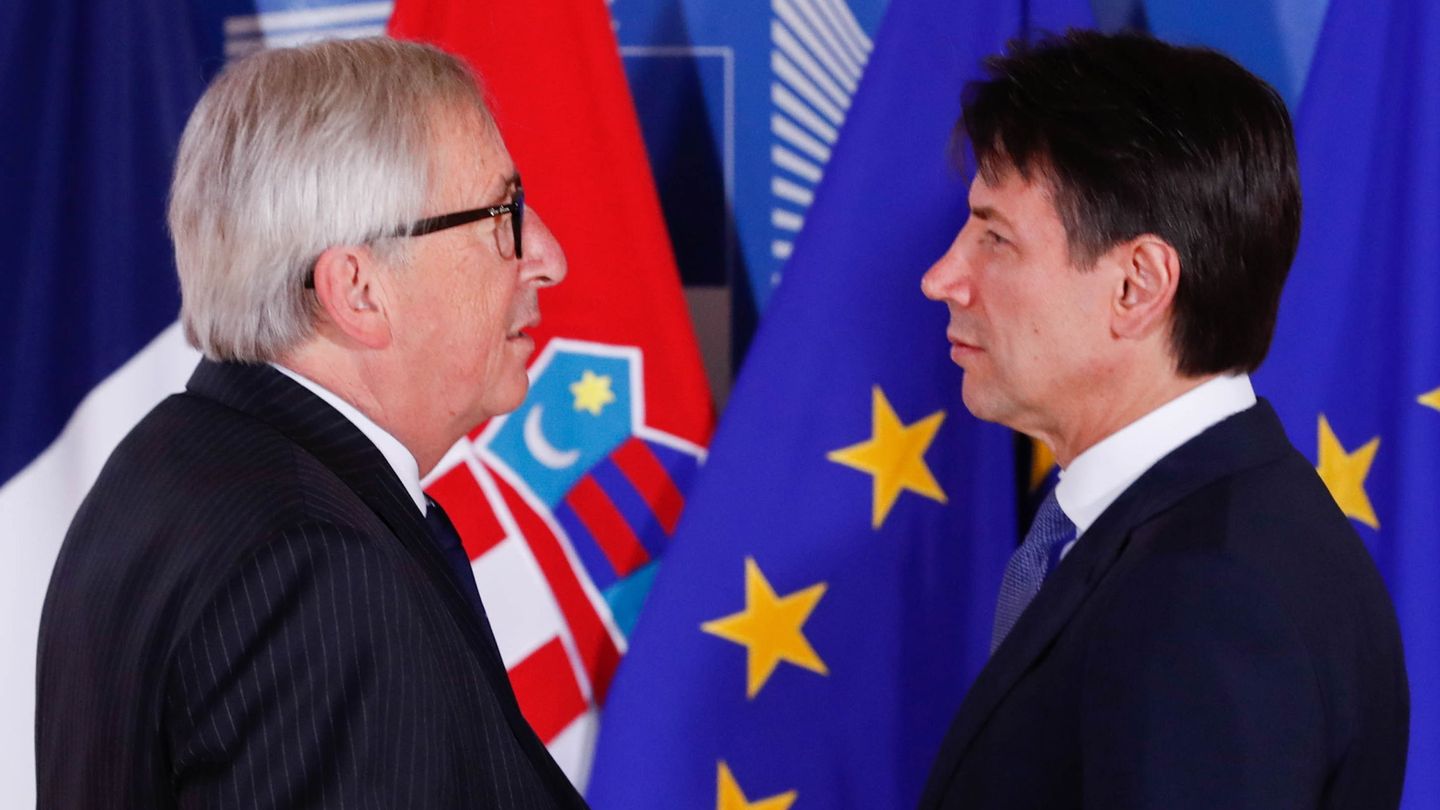 Juncker y Conte, el equilibrista entre los dos 'hombres fuertes' del Gobierno italiano. (EFE)