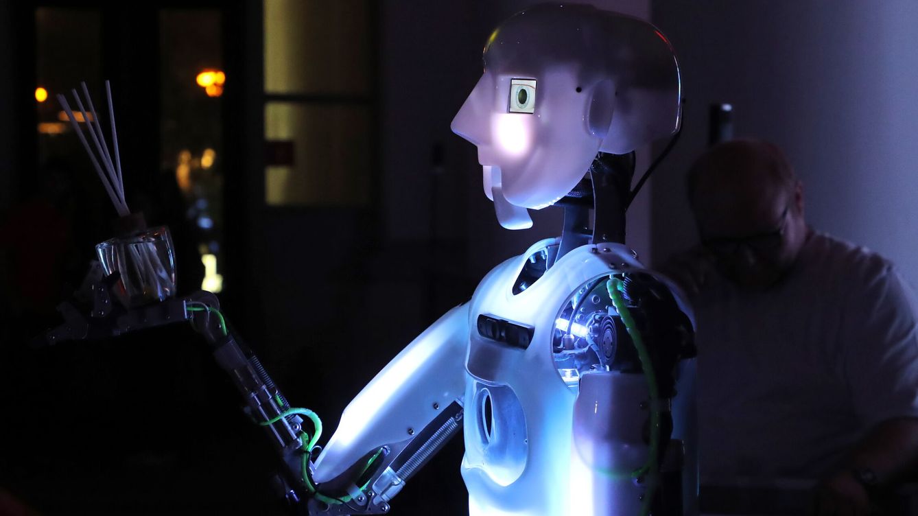 Foto: Thespian, un robot androide 'emocional' que puede cantar y recitar poemas. (EFE/Maxim Shipenkov)