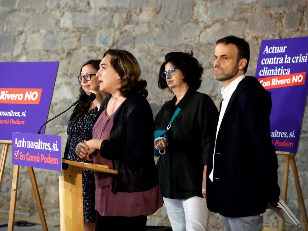 Foto: La alcaldesa de Barcelona, Ada Colau (i) junto a la número uno al Senado, Rosa Lluch (2ªd), y el número uno al Congreso, Jaume Asens (d), durante un acto preelectoral. (EFE)