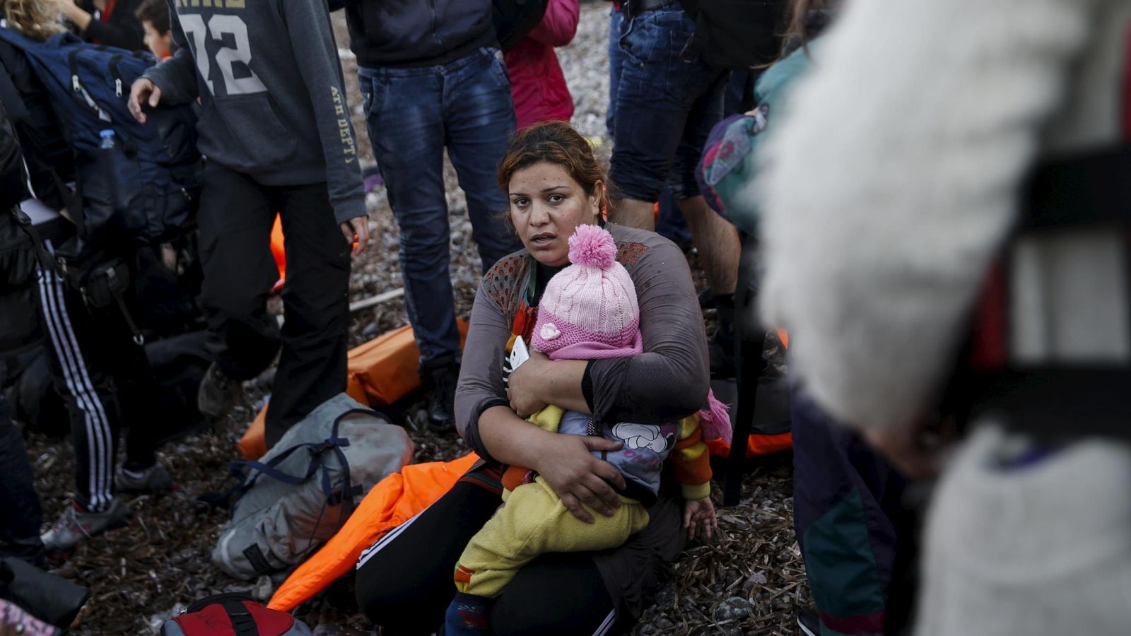 Foto: Una mujer sostiene a un bebé tras alcanzar un grupo de refugiados e inmigrantes la isla griega de Lesbos, el 10 de noviembre de 2015 (Reuters).