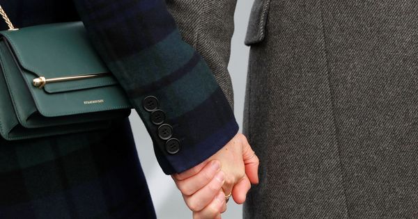 Foto: Meghan Markle con su bolso de Strathberry cogiendo la mano de su prometido. (Reuters)