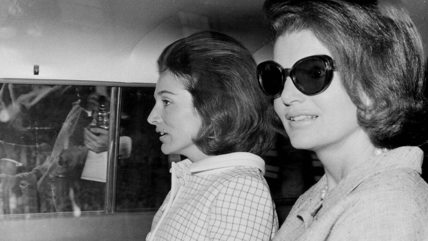  Jackie Kennedy y su hermana en una imagen de archivo.(Getty)