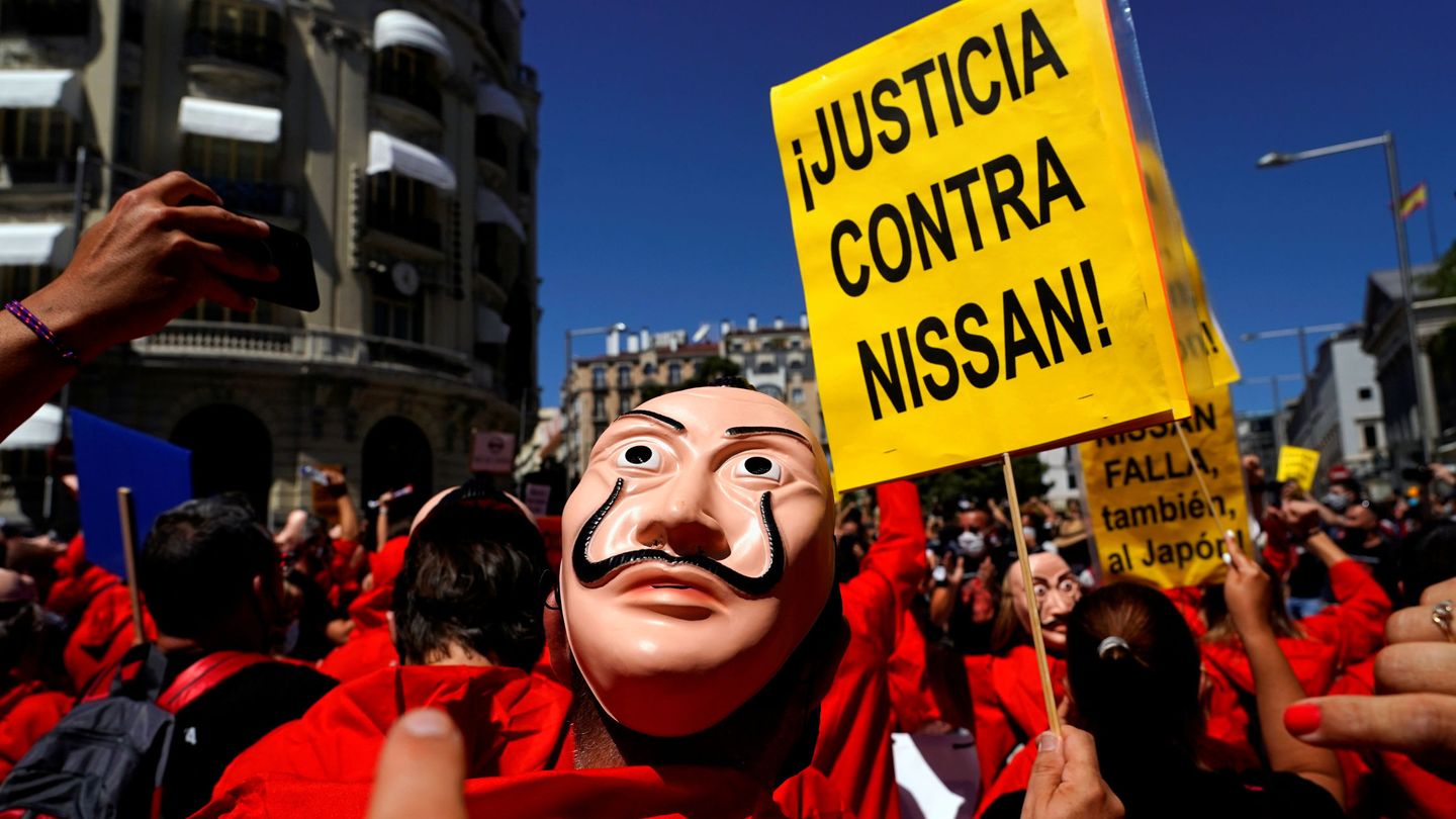 Una protesta de trabajadores de Nissan frente al Congreso de los Diputados, en Madrid. (Reuters)