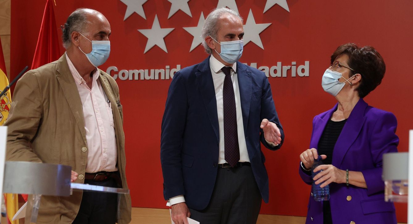 El consejero de Sanidad de la Comunidad de Madrid, Enrique Ruiz Escudero (c), acompañado del viceconsejero de Salud Pública y Plan Covid-19, Antonio Zapatero (i), y de la directora general de Salud Pública, Elena Andradas (d). (EFE)