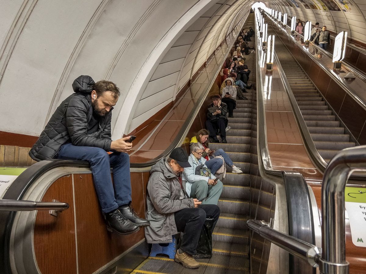 Foto: Ciudadanos de Kiev se refugian en el metro de Kiev. (Reutesr/Vladyslav Musiienko)