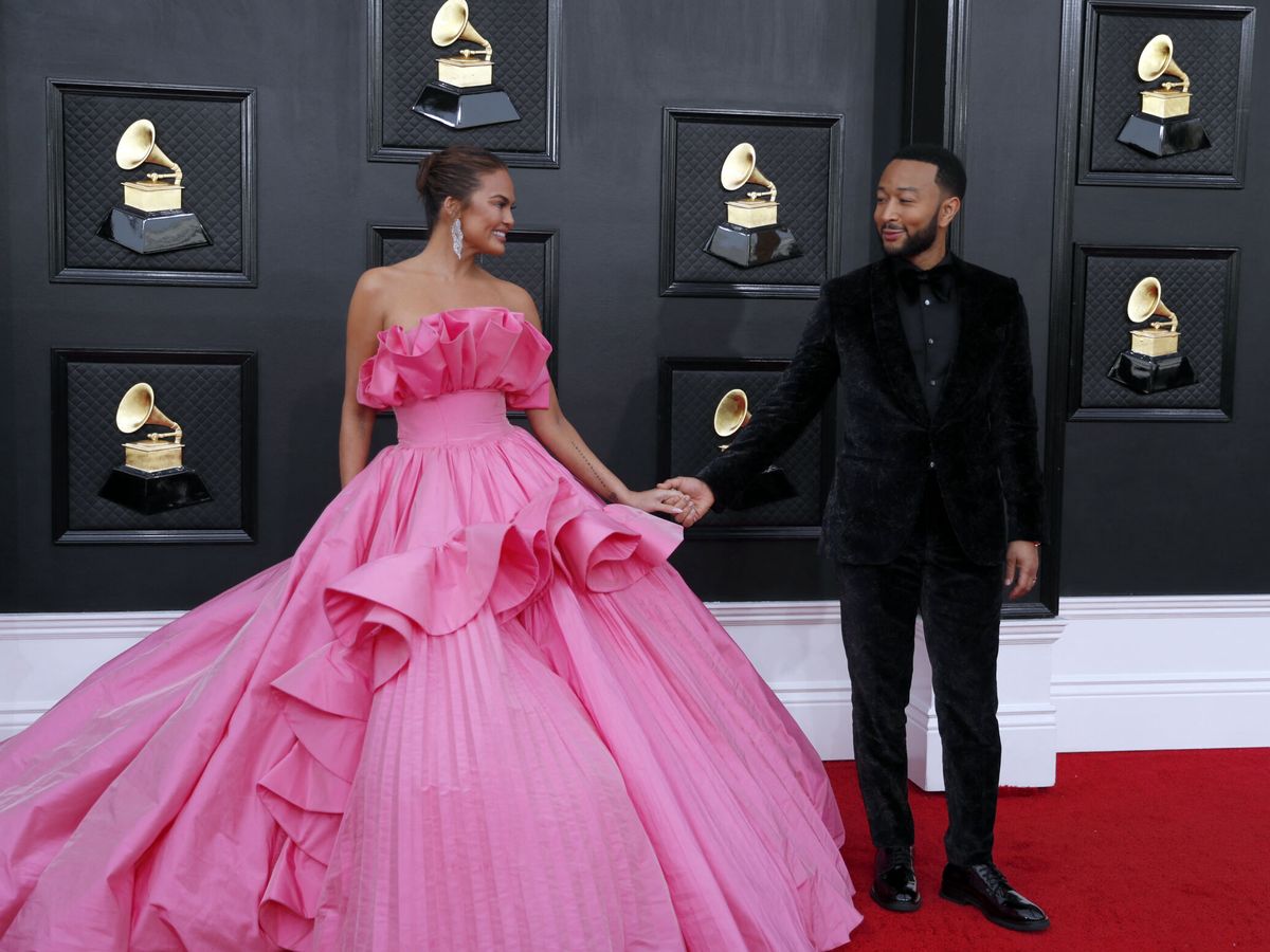 Foto: Chrissy Teigen y John Legend, en los Grammy. (Reuters/Maria Alejandra Cardona)