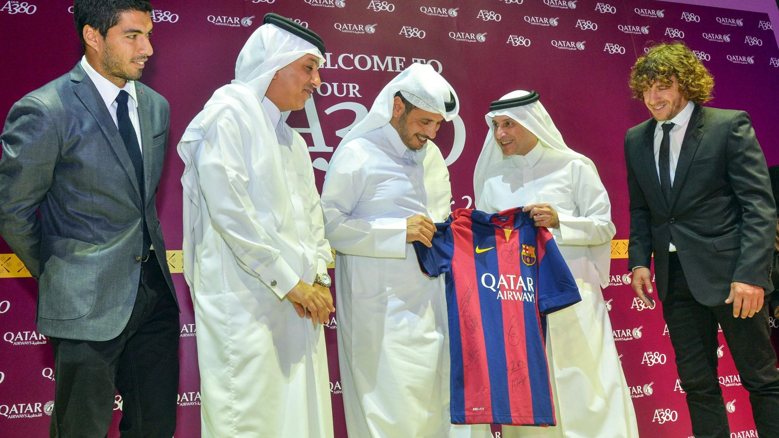 Foto: El director ejecutivo de Qatar Airways (d), el primer ministro catarí, Sheikh Abdullah bin Nasser bin Khalifa al-Thani, y su ministro de Finanzas, junto a Luis Suárez. (EFE)