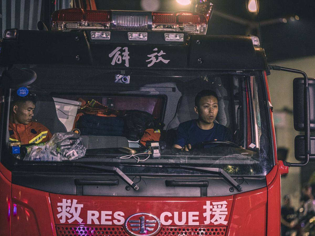 Foto: Rescatistas en Suzhou, China. (EFE/ Alex Plavevski)