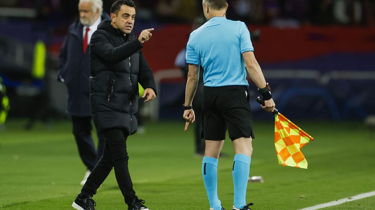 Xavi estalla contra el árbitro por la expulsión de Araújo contra el PSG: "Eres un desastre" 