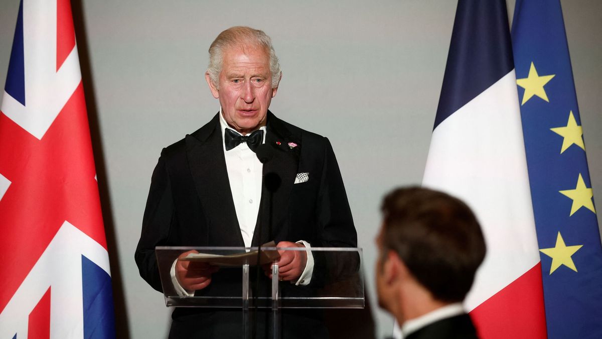 El emotivo discurso de Carlos III en París recordando a sus fallecidos padres 