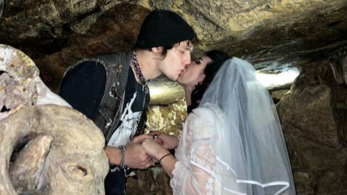 Una pareja se casa en las Catacumbas de París entre calaveras: "Boda perfecta"