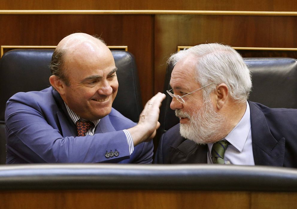 Foto: Luis de Guindos y Miguel Arias Cañete, en el pleno del Congreso. (Efe)