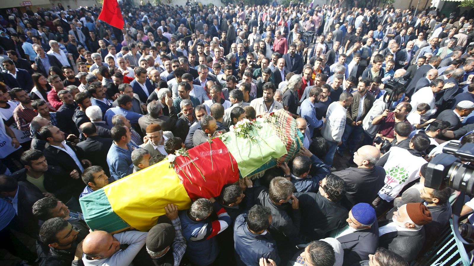 Foto: Familiares y conocidos de una víctima del atentado en Ankara durante su entierro en Estambul, el 12 de octubre de 2015 (Reuters).
