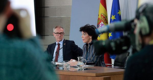 Foto: Isabel Celaá, con el ministro de Cultura y Deporte, José Guirao, este 1 de febrero en la Moncloa. (EFE)