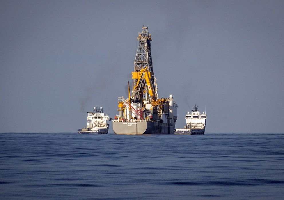 Foto: Vista desde Lanzarote del Rowan Renaissence, el barco con el que compañía petrolífera Repsol (Efe)