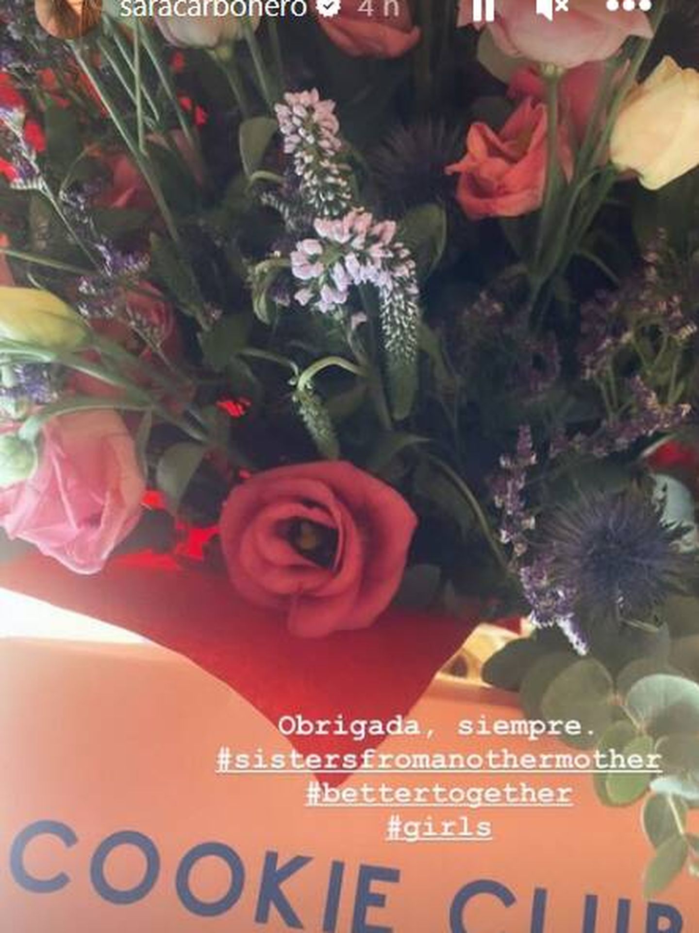 Ramo de flores y caja de dulces que ha mostrado Sara Carbonero en sus redes sociales. (IG)