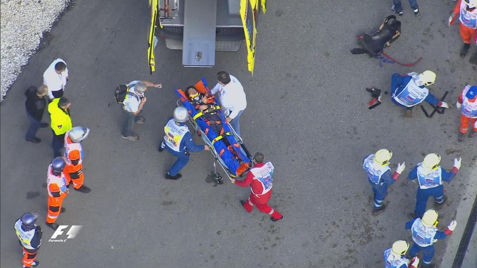 Foto: Carlos Sainz siendo evacuado tras su accidente en el circuito de Sochi